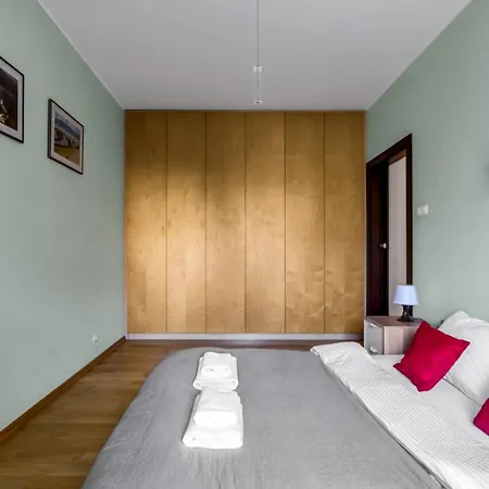 Metro Raclawicka Red Apartment Warsaw