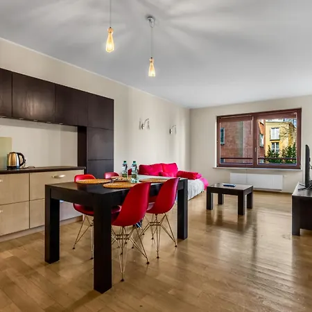 Metro Raclawicka Red Apartment Warsaw