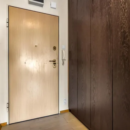 Metro Raclawicka Red Apartment